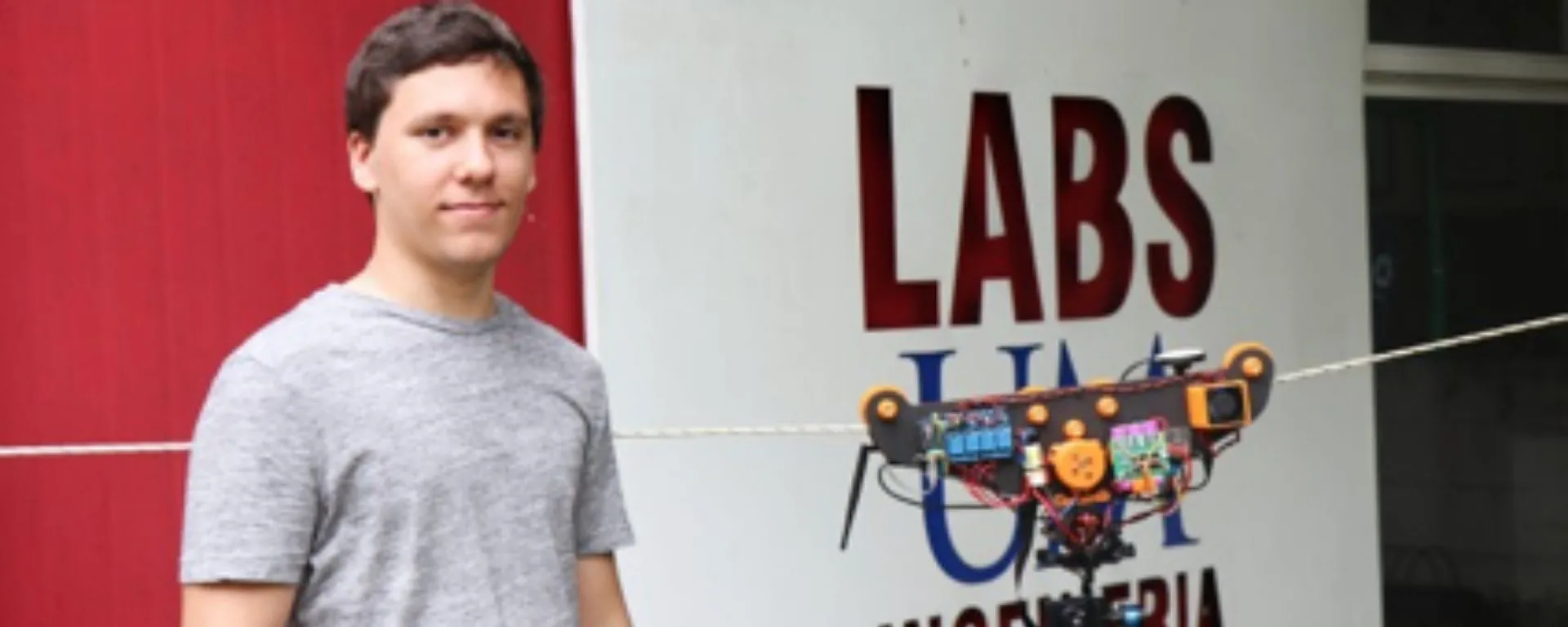 Maximiliano Palay junto a su prototipo Maximiliano Palay junto a su prototipo