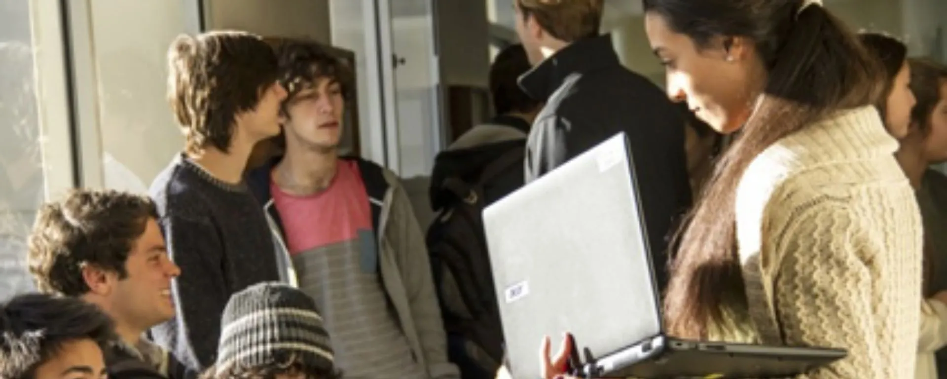 Pasillo con alumnos y una profesora Pasillo con alumnos y una profesora