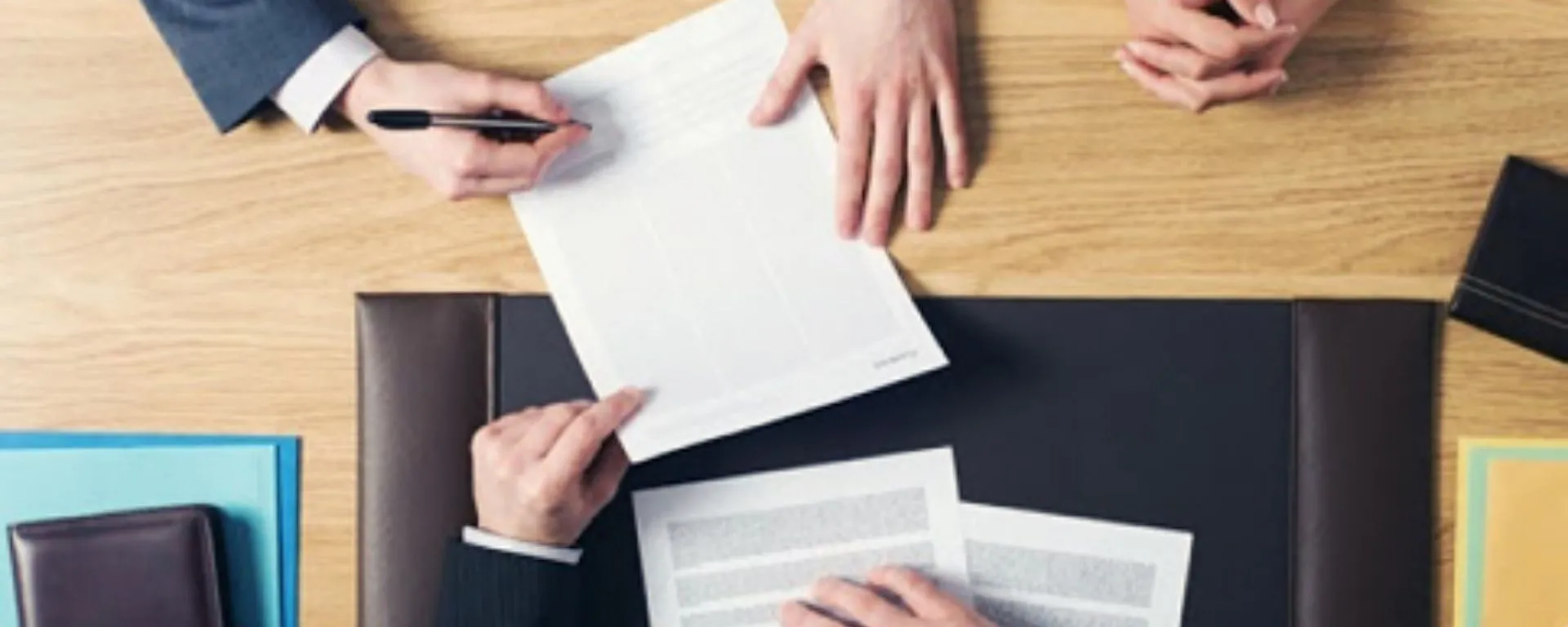 Manos firmando un contrato Manos firmando un contrato