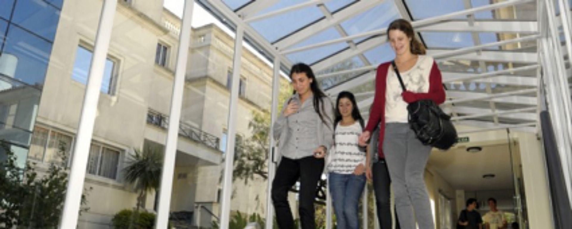 Tres chicas caminando por los pasillos de la UM Tres chicas caminando por los pasillos de la UM
