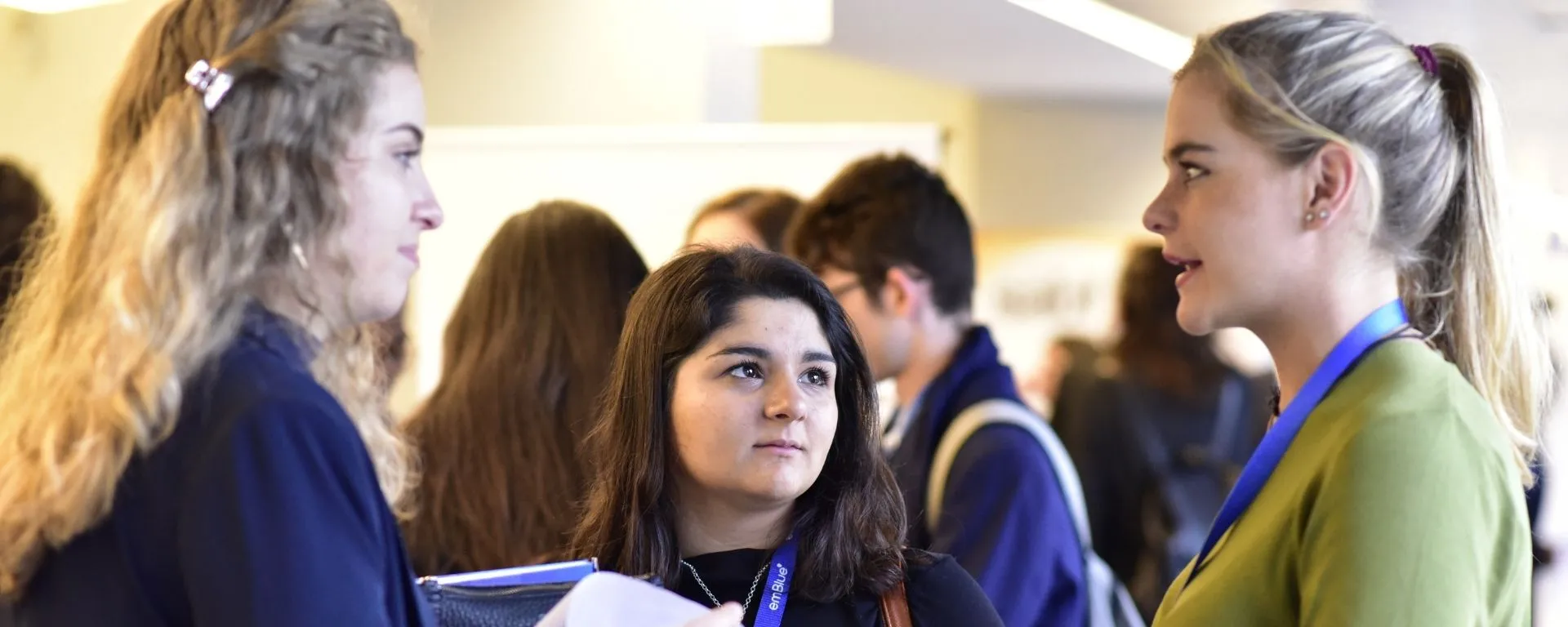 Tres chicas en el foro Tres chicas en el foro