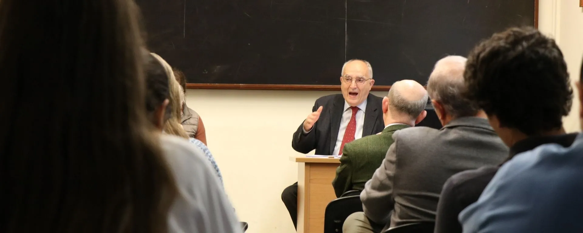 El Dr. Dino Cofrancesco dictando la conferencia