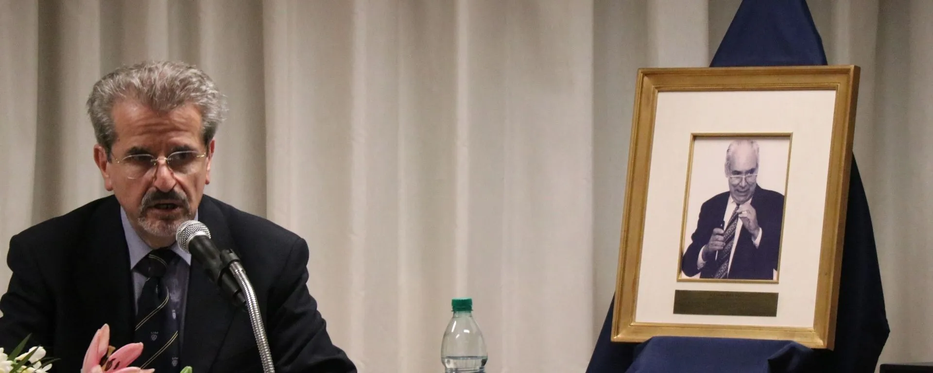 Ramiro Podetti con una foto de Alberto Methol Ferré a sus espaldas Ramiro Podetti con una foto de Alberto Methol Ferré a sus espaldas