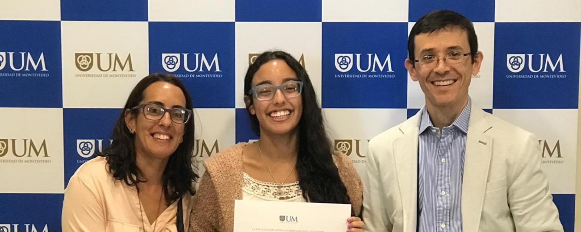 María Sol Suárez con su madre y el decano de FCEE María Sol Suárez con su madre y el decano de FCEE