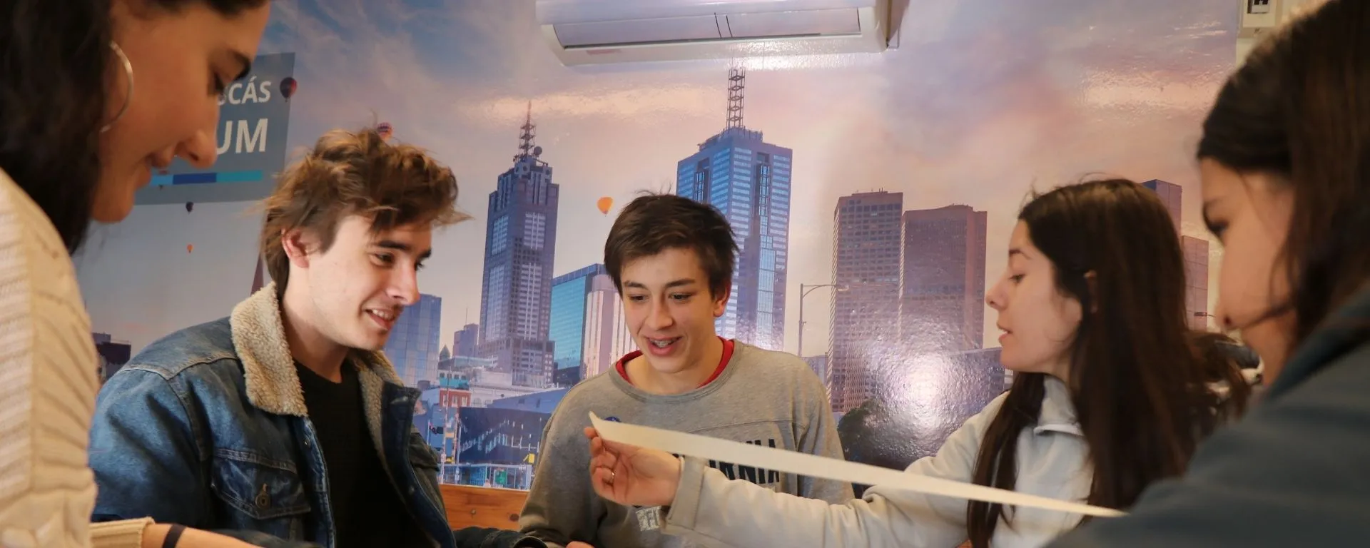 Estudiantes de Bachillerato haciendo una actividad Estudiantes de Bachillerato haciendo una actividad