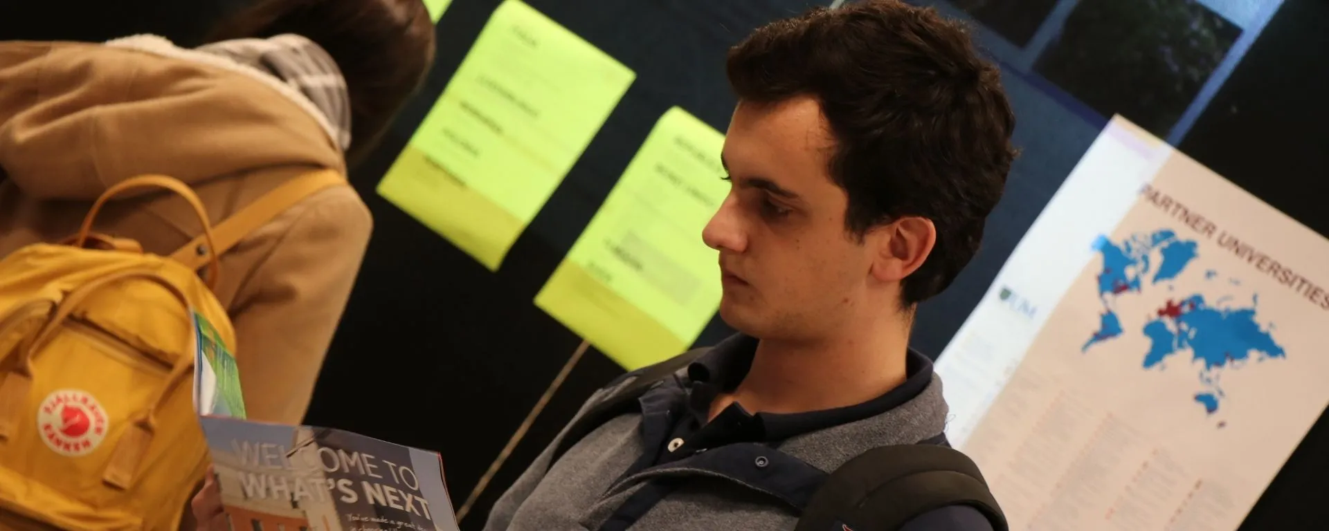 Chico mirando un panfleto Chico mirando un panfleto