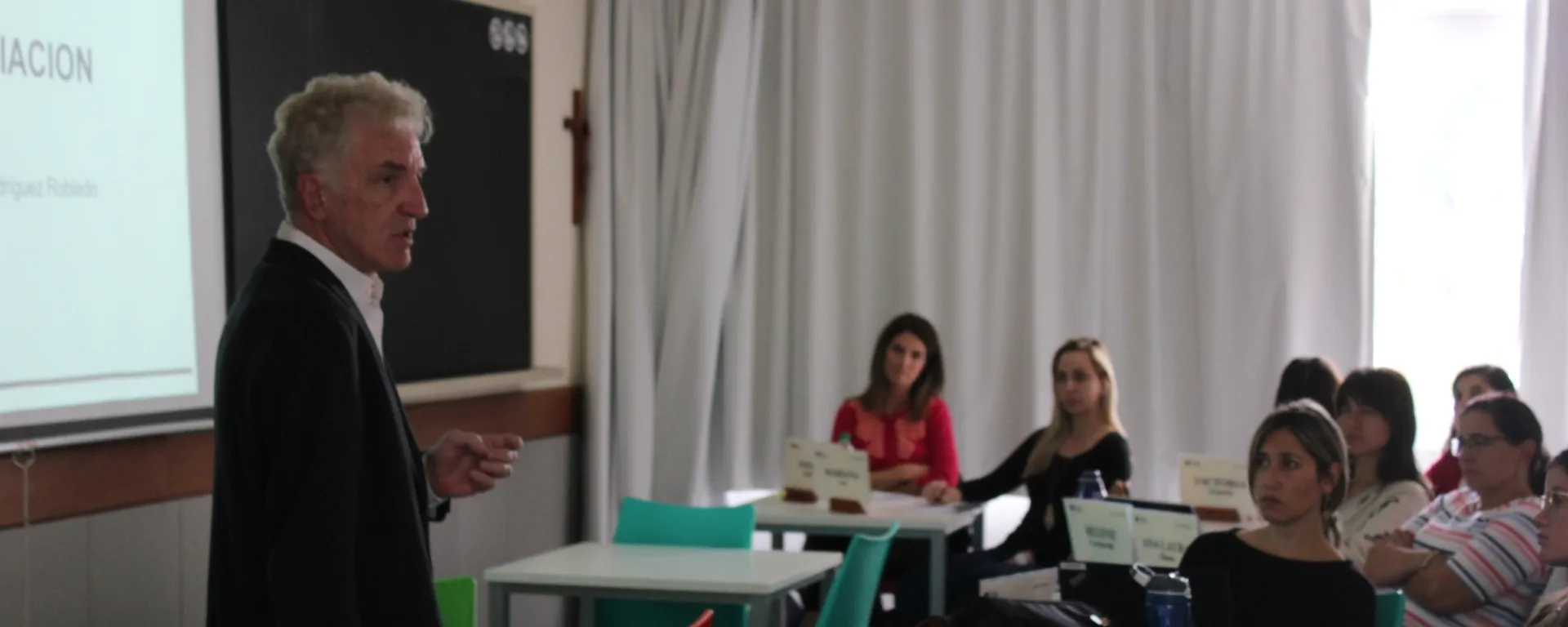 Dr. Oscar Rodríguez Robledo dictando el seminario Dr. Oscar Rodríguez Robledo dictando el seminario