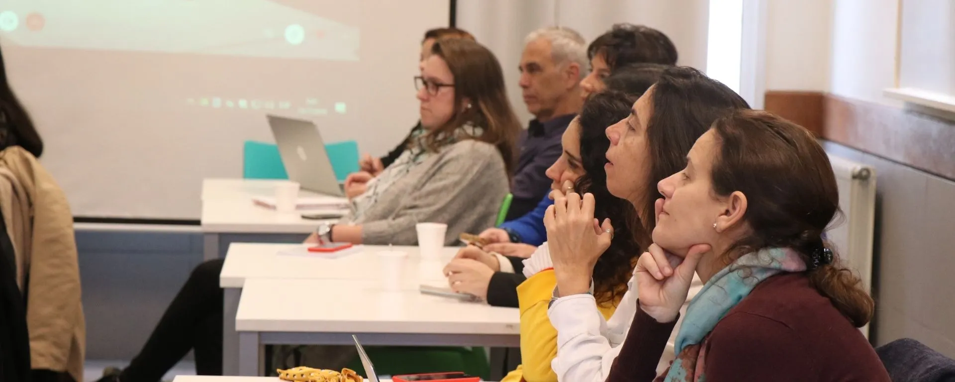 Participantes atentos a la conferencia Participantes atentos a la conferencia
