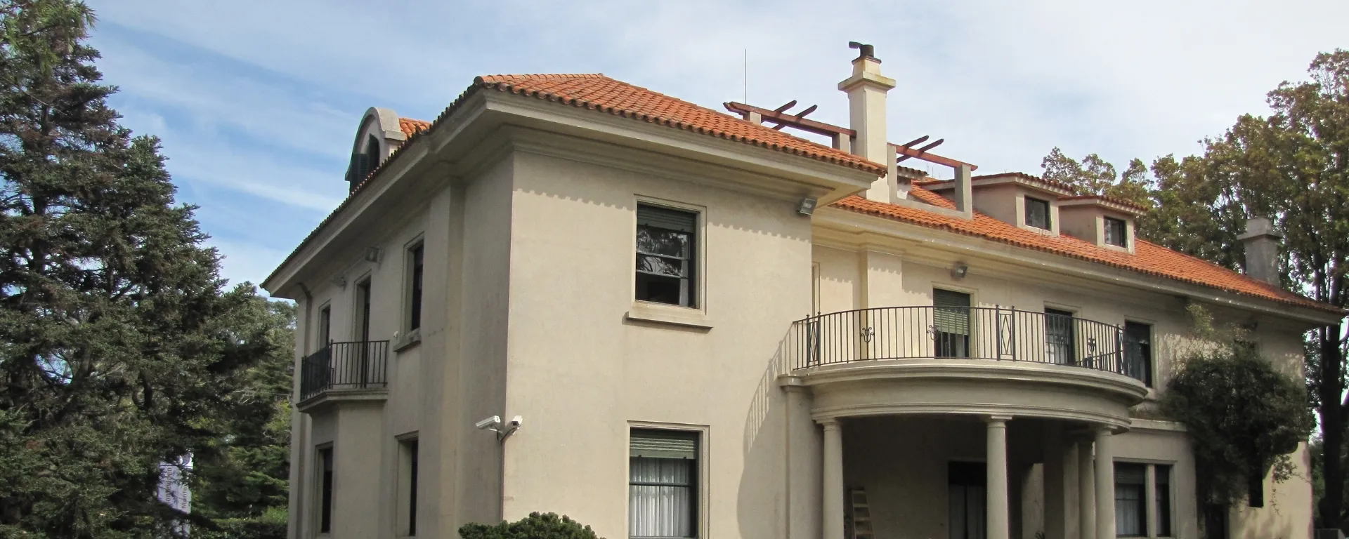 Fachada del centro de Ciencias Biomédicas Fachada del centro de Ciencias Biomédicas
