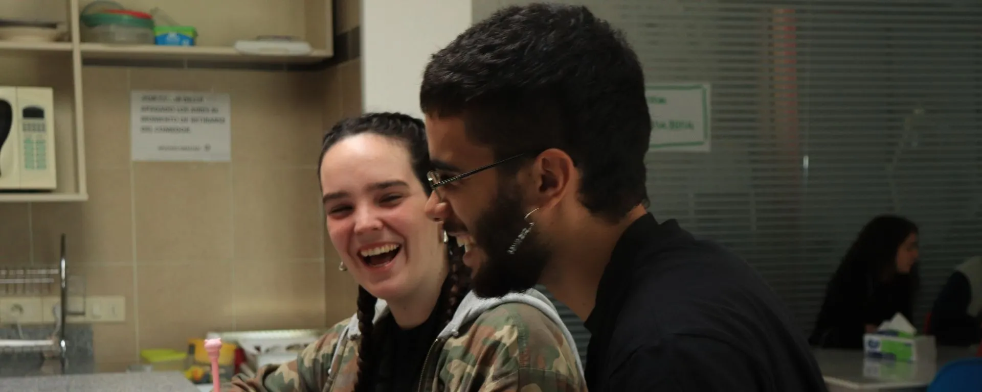 Participantes riéndose Participantes riéndose