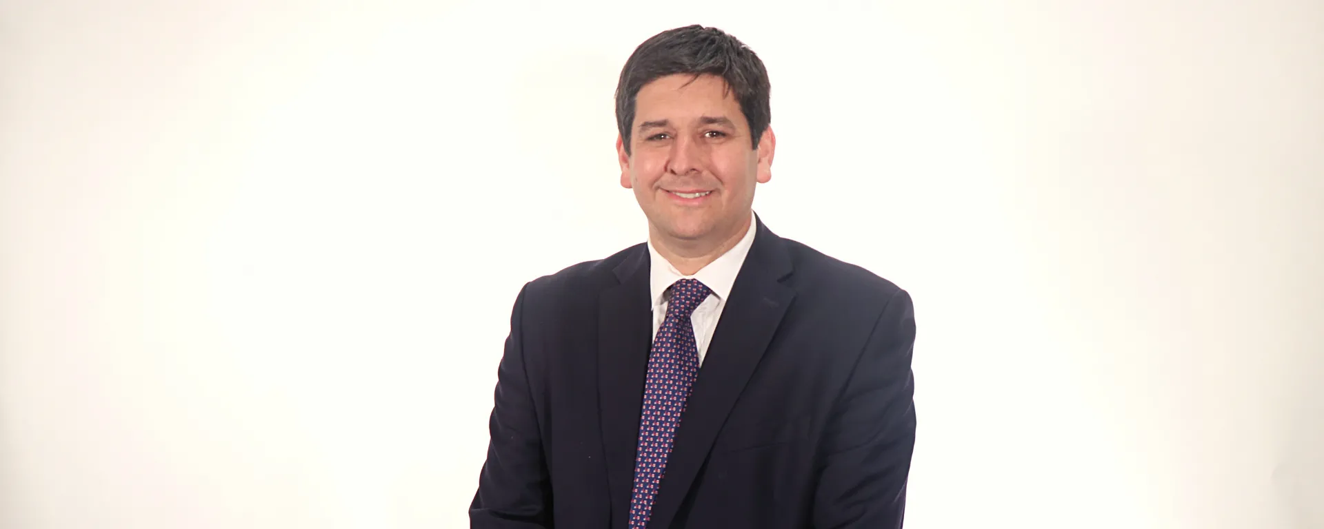 Daniel Ferrés, retrato con fondo blanco Daniel Ferrés, retrato con fondo blanco