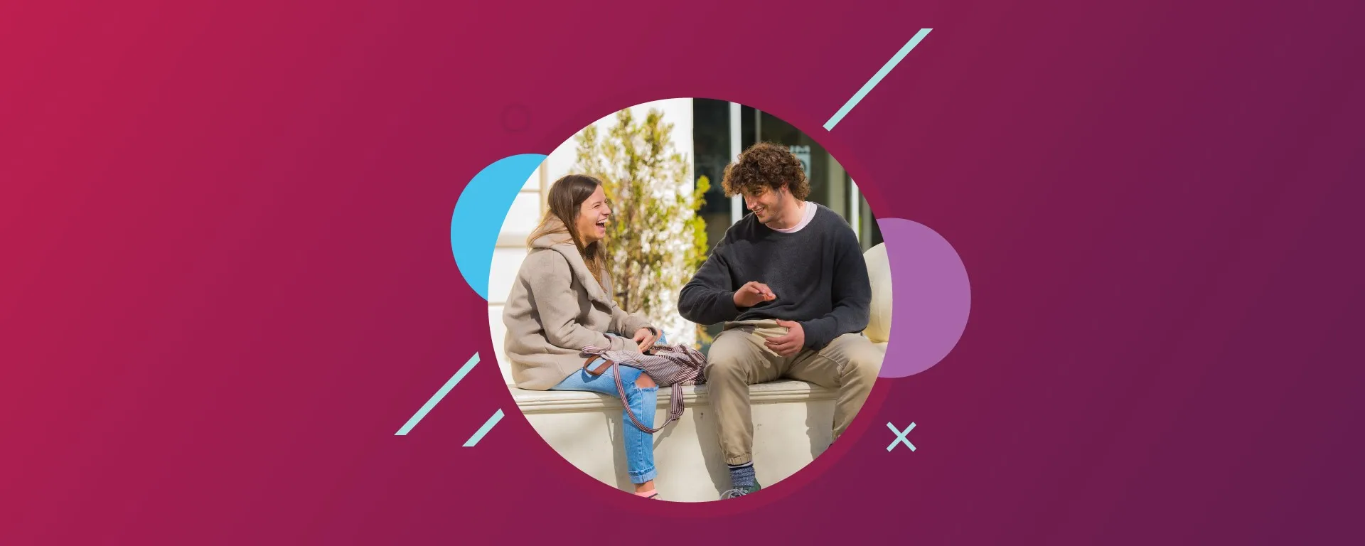 Banner Psicología UM, fotografía de chicos charlando en el frente de la UM, sentados Banner Psicología UM, fotografía de chicos charlando en el frente de la UM, sentados