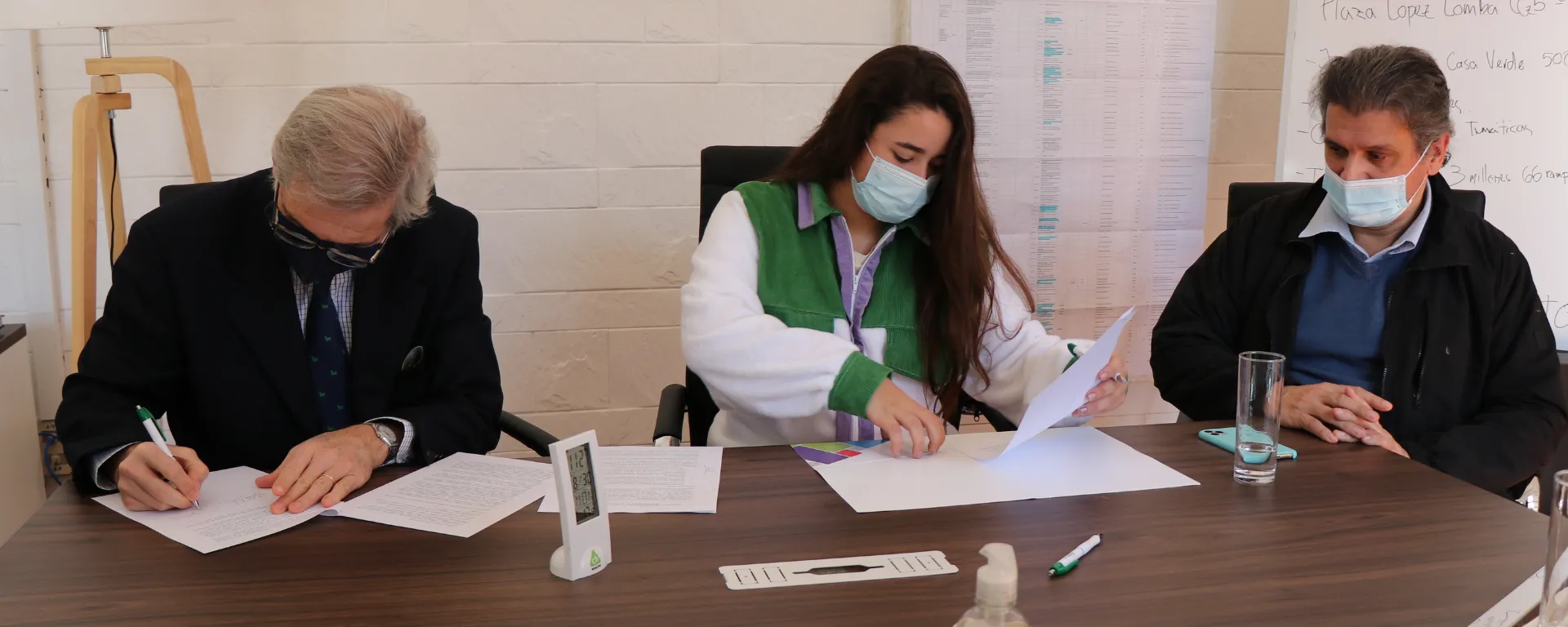 Dr. Gutiérrez y Matilde Antía firman convenio sobre la mesa del Municipio CH Dr. Gutiérrez y Matilde Antía firman convenio sobre la mesa del Municipio CH