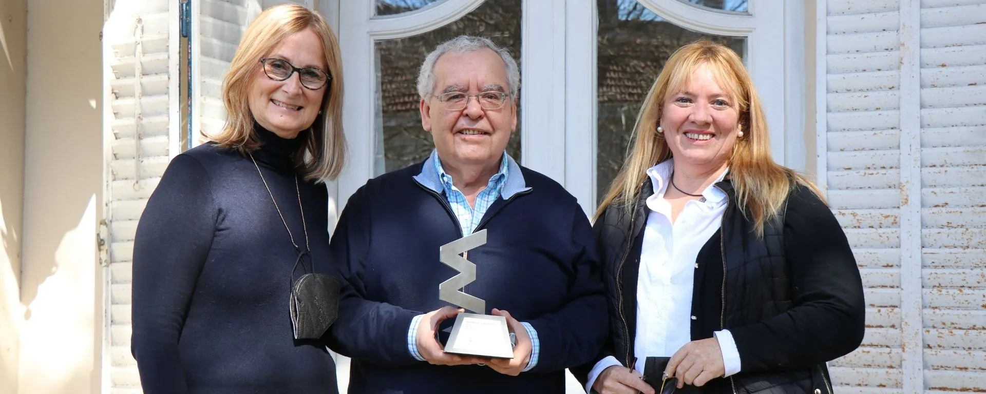 Ester Torrents, Fernando Otero (con el premio en mano) y Carmen Albana Sanz Ester Torrents, Fernando Otero (con el premio en mano) y Carmen Albana Sanz