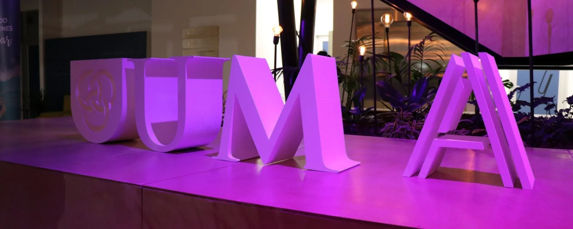 Encuentro anual Alumni 2022 Encuentro anual Alumni 2022, logo corpóreo iluminado en color vinotinto