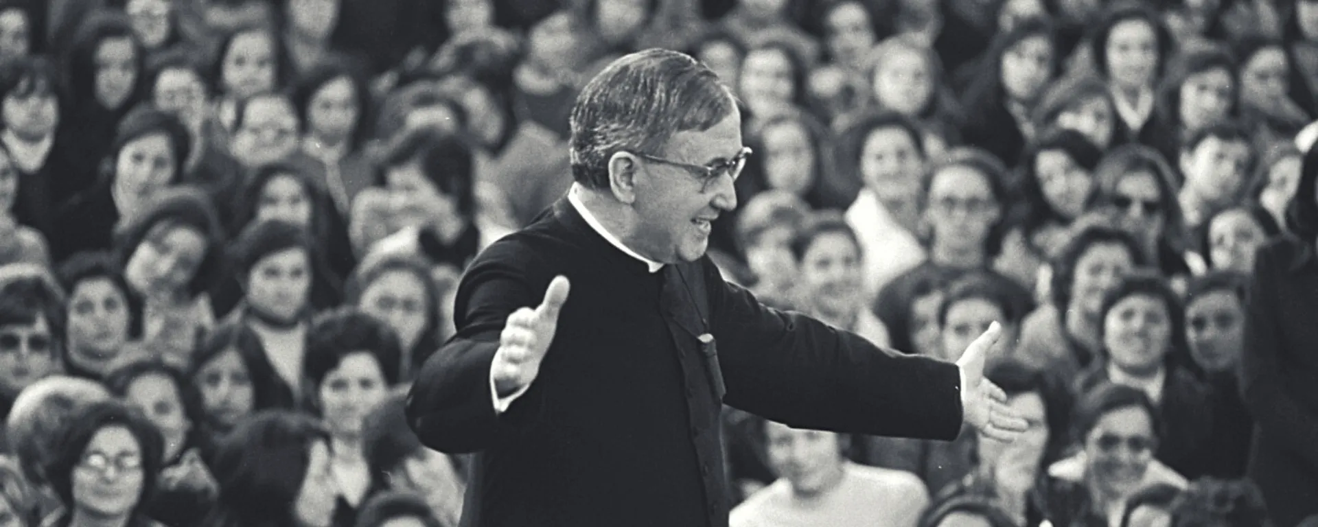 Imagen de san Josemaría Escrivá de Balaguer con brazos abiertos ante gran congregación Imagen de san Josemaría Escrivá de Balaguer con brazos abiertos ante gran congregación