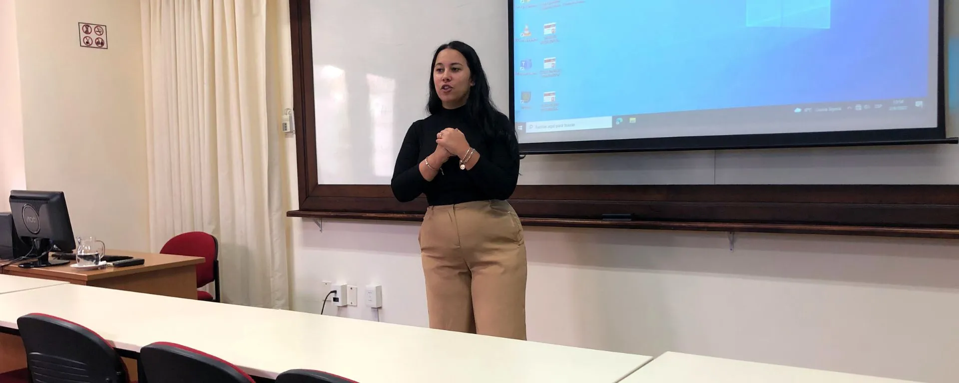 Manuela Harretche en el frente del salón Manuela Harretche en el frente del salón