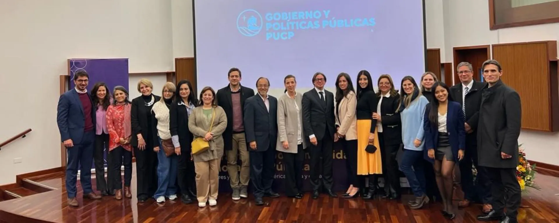 Portada: Encuentro en Perú en el marco del Diploma de Gobernabilidad Portada: 16 referentes posan en escenario. Pantalla detrás lee: "Gobierno y Políticas Públicas"