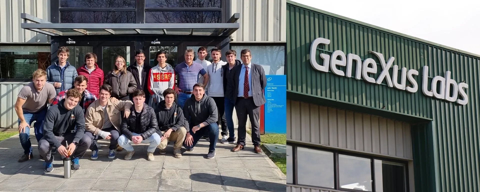 Grupo de alumnos y el docente Martín Tanco posan frente a Genexus, 2022 Grupo de alumnos y el docente Martín Tanco posan frente a Genexus, 2022