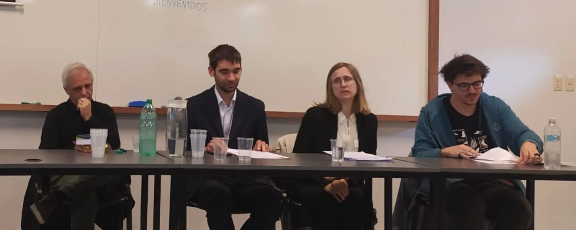 Portada Docentes de FHUMyE expusieron en la sexta edición de Jornadas de Investigación del AGU Cuatro personas, entre ellas Carolina Cerrano y José Saravia, exponiendo