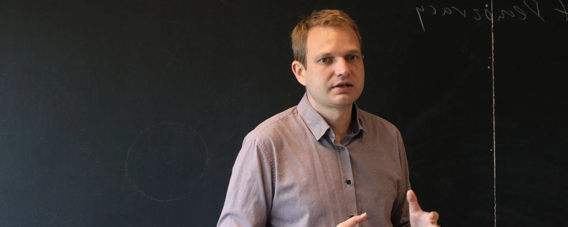 Portada, docente de la República Checa brindó cursos en la UM Karel Kouba en la Universidad de Montevideo, frente a la clase de Seminario de actualidad política