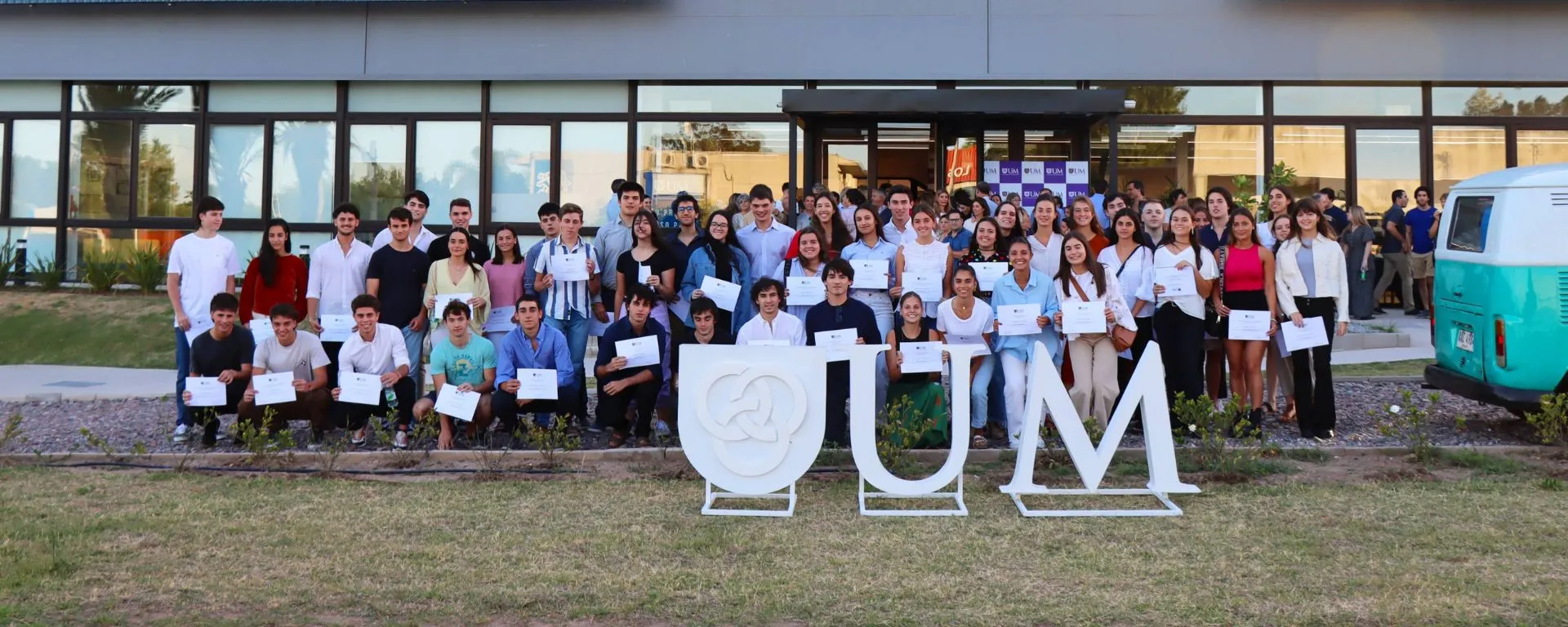 Preuniversitarios recibieron becas UM a la excelencia Preuniversitarios recibieron becas UM a la excelencia