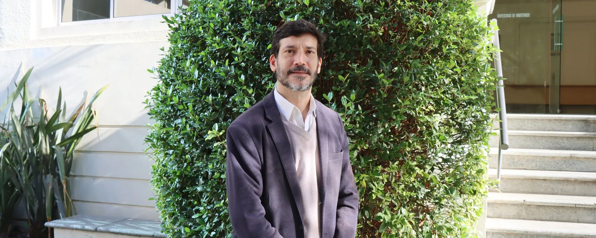 Portada "El futuro de la oncología y el impacto de la investigación clínica", retrato del Dr. Luis Ubillos. Dr. Luis Ubillos, retrato en la sede central de la UM