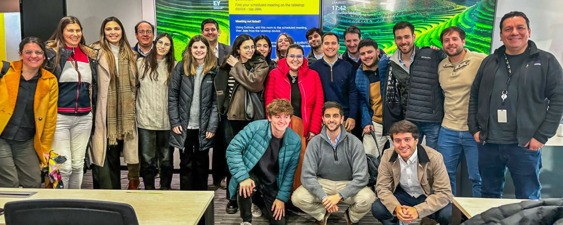 Estudiantes y graduados de la Maestría en Ciencia de Datos viajaron a Chile para visitar empresas como Google y Scotiabank Estudiantes y graduados de la Maestría en Ciencia de Datos viajaron a Chile para visitar empresas como Google y Scotiabank
