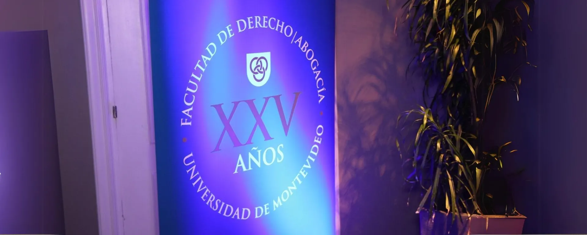 La Facultad de Derecho celebró los primeros XXV años de su carrera de Abogacía y homenajeó al Prof. Nicolás Etcheverry La Facultad de Derecho celebró los primeros XXV años de su carrera de Abogacía y homenajeó al Prof. Nicolás Etcheverry