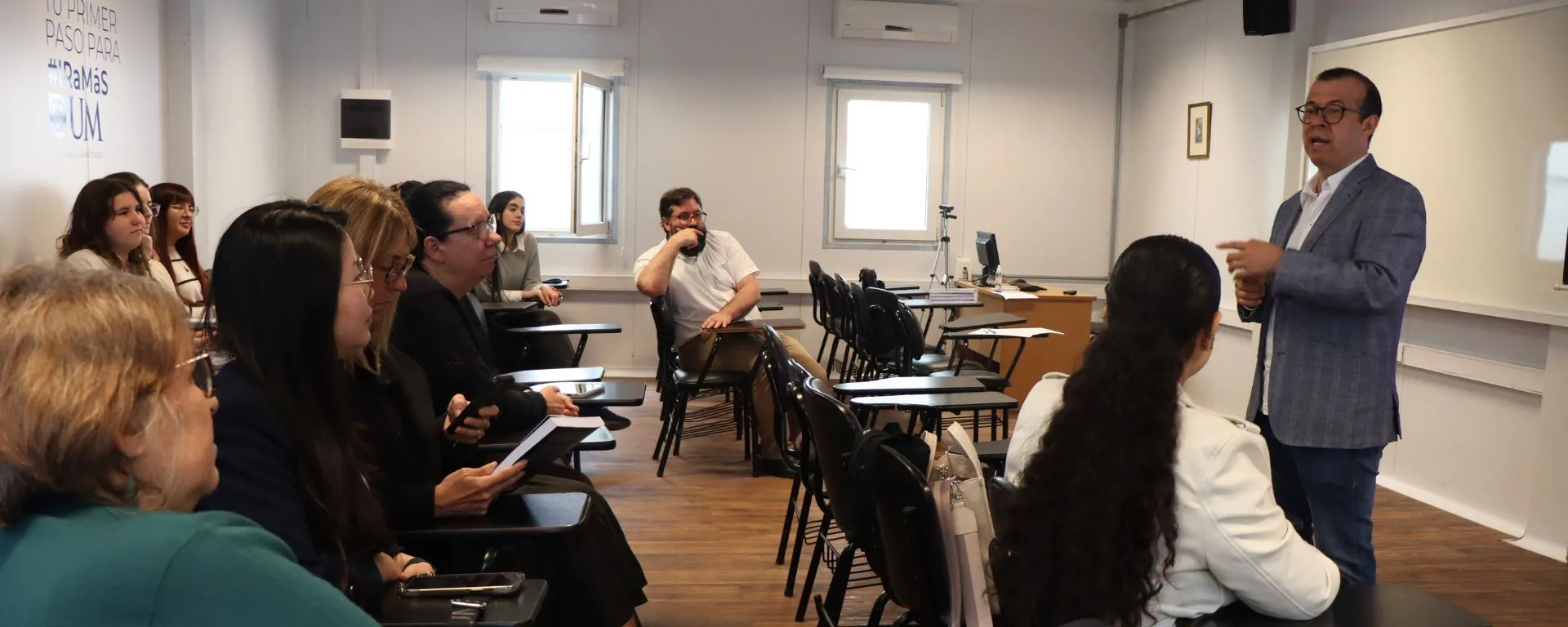 Traductores y estudiantes compartieron un conversatorio con experto internacional Traductores y estudiantes compartieron un conversatorio con experto internacional