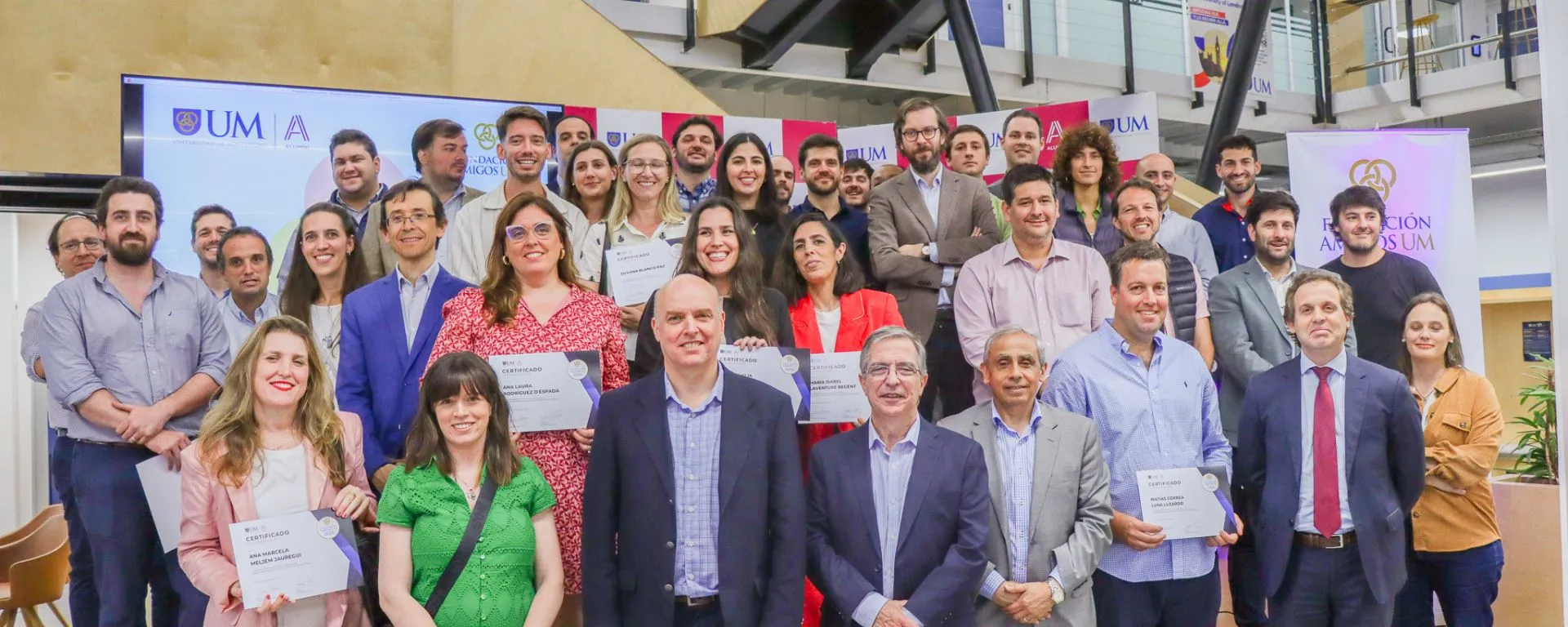 Se celebró el lanzamiento de Fundación Amigos y 55 alumni recibieron un diploma de reconocimiento Se celebró el lanzamiento de Fundación Amigos y 55 alumni recibieron un diploma de reconocimiento