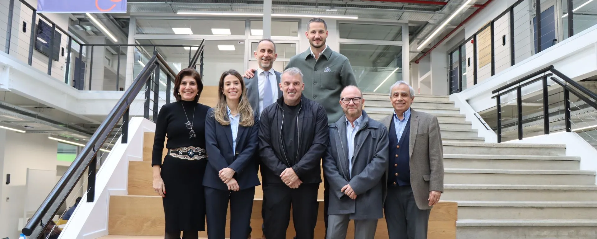 Centro de Ciencias Biomédicas de la UM recibió al referente mundial en Medicina Estética Dr. Lee Walker Personas están en la escalera de la Universidad del Montevideo