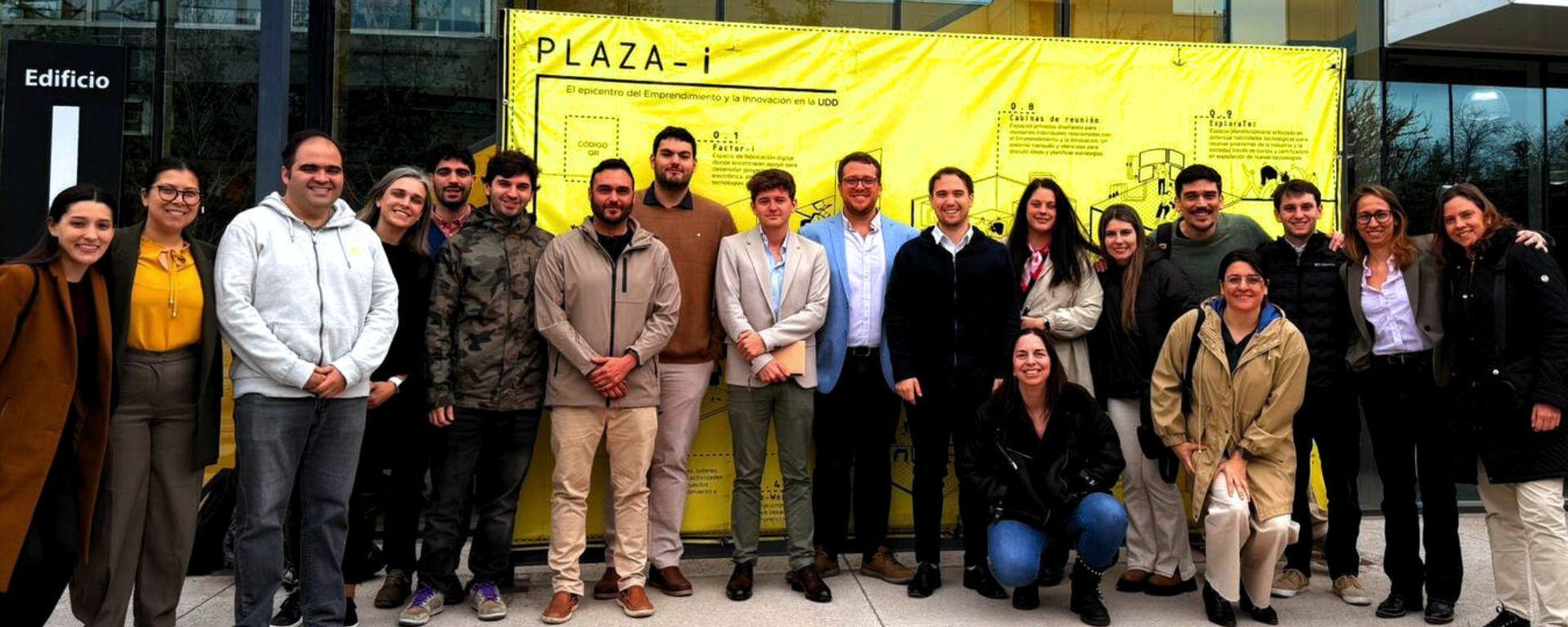 Segunda edición del Data Week: una experiencia de aprendizaje en Santiago de Chile Grupo de personas, alumnos de UMPE, posan para la foto durante su visita a Chile