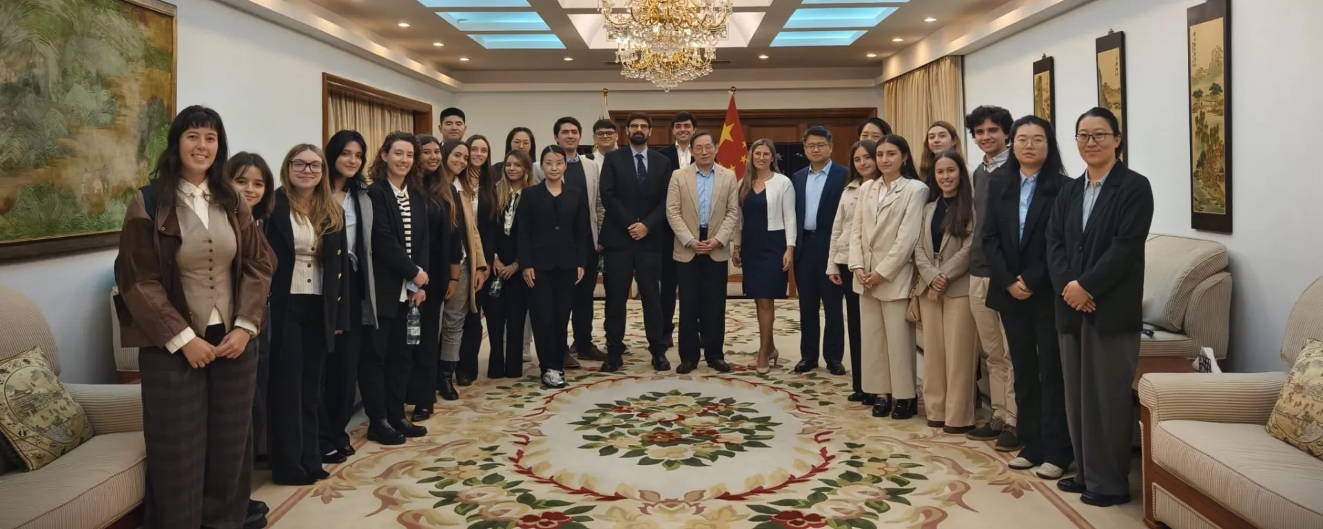 Alumnos de la UM son recibidos por el embajador de China