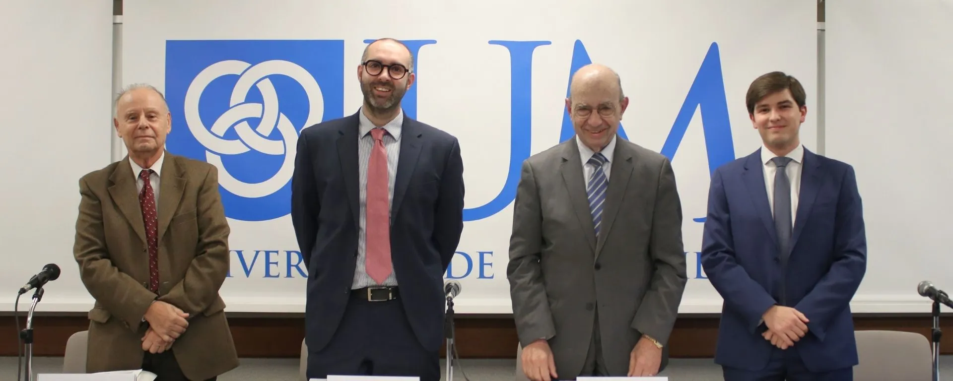 Procedimientos administrativos, digitalización e IA: los ejes de las Quintas Jornadas Montevideanas de Derecho Administrativo Prof. Dr. Mariano R. Brito Procedimientos administrativos, digitalización e IA: los ejes de las Quintas Jornadas Montevideanas de Derecho Administrativo Prof. Dr. Mariano R. Brito