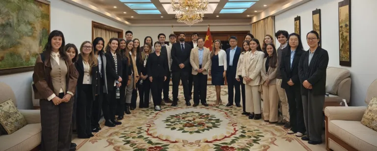 Alumnos de la UM son recibidos por el embajador de China