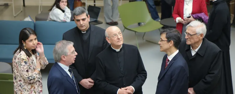 Monseñor Fernando Ocáriz visitó a la Universidad de Montevideo